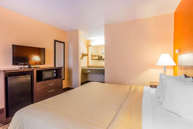 Upgrade, Suite, King Bed, Quality Inn Greer - Greenville 2/6