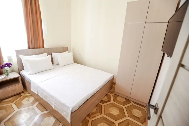 غرفة جونيور بسرير كوين مع أريكة، Alba Hotel Yerevan 1/2