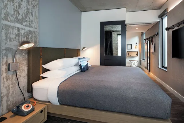 غرفة بسرير كينج في طابق مرتفع، Moxy Seattle Downtown 2/5