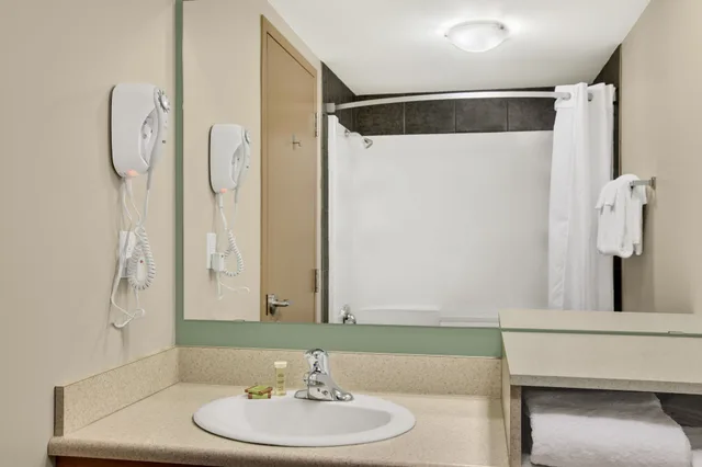 Upgrade, Standard, 2 Queen Beds، Super 8 Red Lake On 3/3