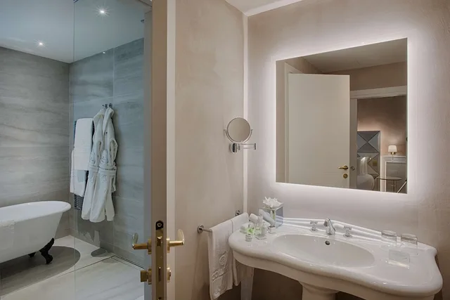 جناح بسرير كوين مع سرير إضافي، NH Collection Palazzo Verona 8/10
