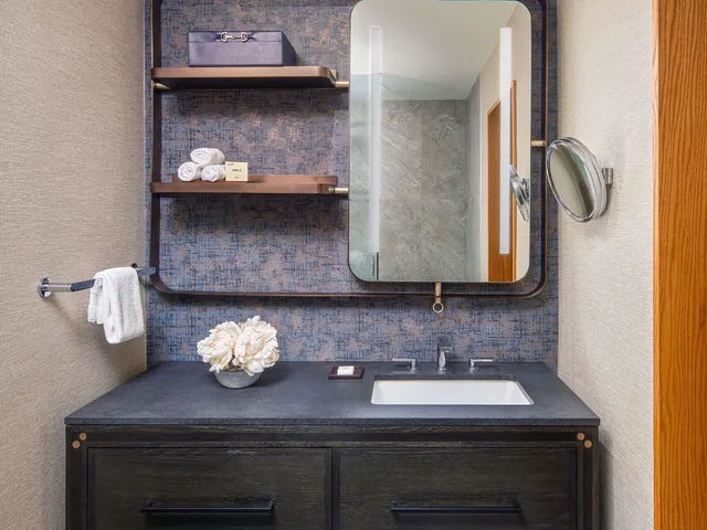 1 Bedroom, Renovated, Suite, 2 Queen Beds, Lake View، Fairmont Jasper Park Lodge 2/3