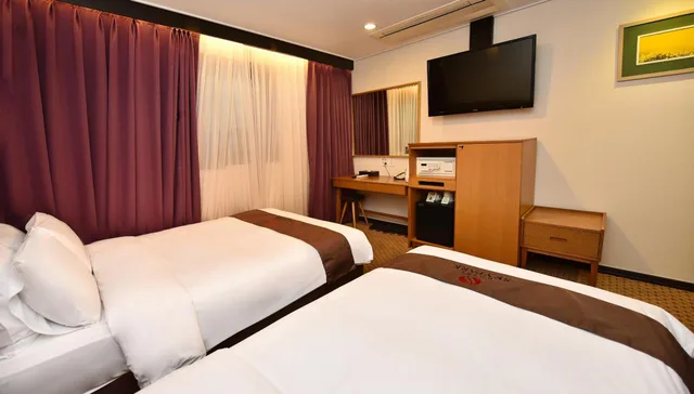 غرفة ديلوكس بسريرين منفصلين وسرير مزدوج وسرير فردي، Hotel Skypark Myeongdong I 1/2