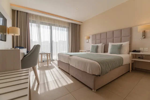 غرفة ديلوكس مفردة بشرفة، Maritim Antonine Hotel and Spa Malta 1/2