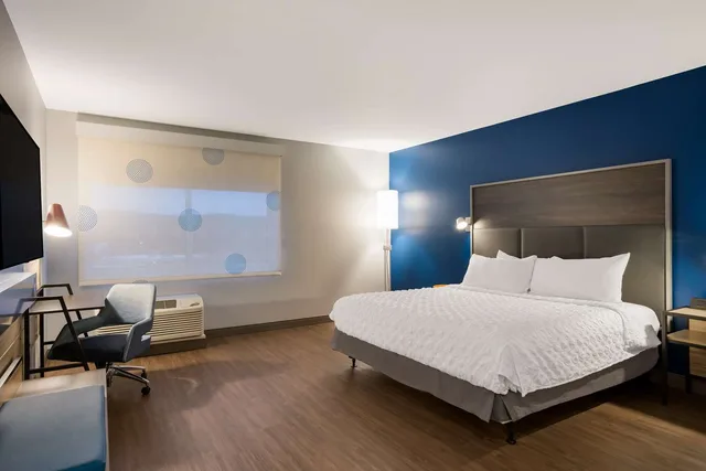 غرفة بسرير كينج بحوض استحمام لذوي الإعاقة، Tru by Hilton Traverse City 3/5