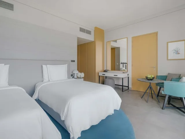 غرفة سوبيريور بسريرين منفصلين بإطلالة على البحر، Movenpick Resort Al Marjan Island 1/3