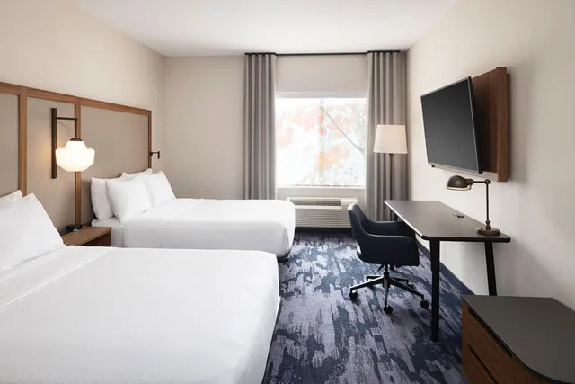غرفة بسرير كينج وسريرين كوين، Fairfield Inn & Suites West Kelowna 2/5