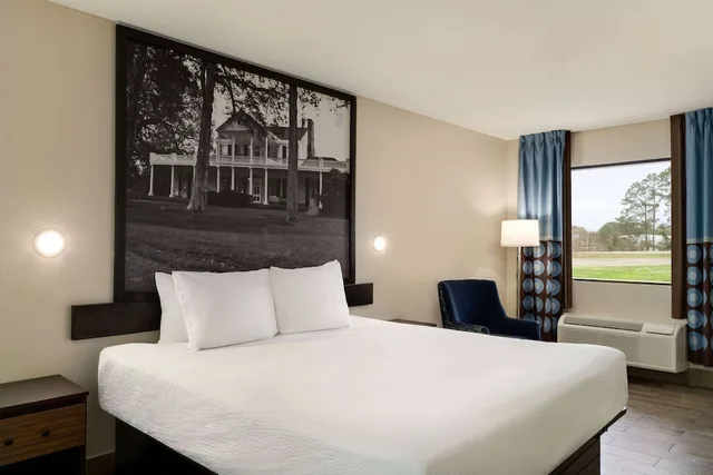 غرفة بسرير كينج، Super 8 By Wyndham Ocean Springs Biloxi 1/9