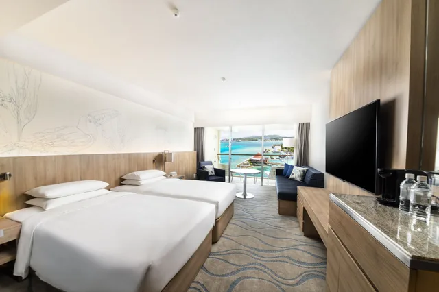 غرفة ديلوكس بسريرين منفصلين بإطلالة على الشاطئ، Renaissance Okinawa Resort 2/5
