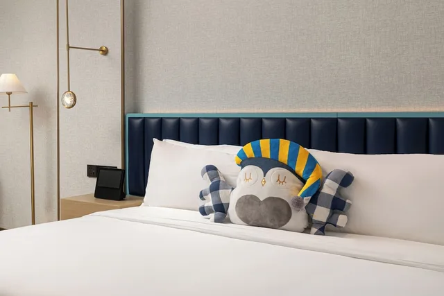 غرفة غراند بسرير كينج وسرير فردي، Voco Lianyungang Star Of Haizhoubay by IHG 2/5