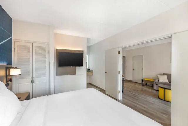 جناح بسرير كينج مع أريكة، Comfort Inn and Suites Arlington Heights Wilke Rd 2/9
