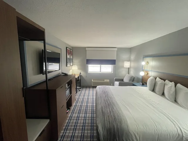غرفة بسرير كينج، AmericInn by Wyndham Delafield 6/10
