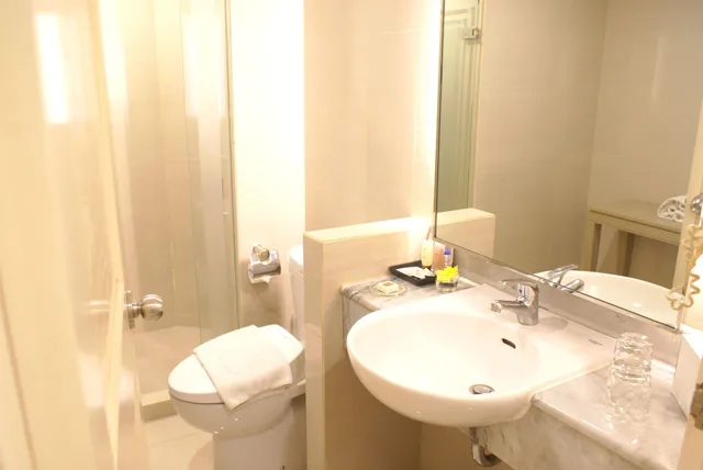 غرفة بزنس بسرير كوين بغرفتي نوم، Grand Tropic Suites Jakarta 3/4