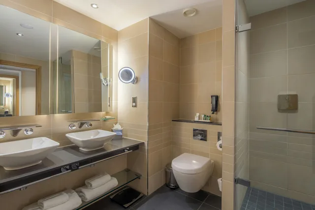 جناح جونيور بسرير كينج بشرفة، Hilton At St Georges Park Burton upon Trent 2/2