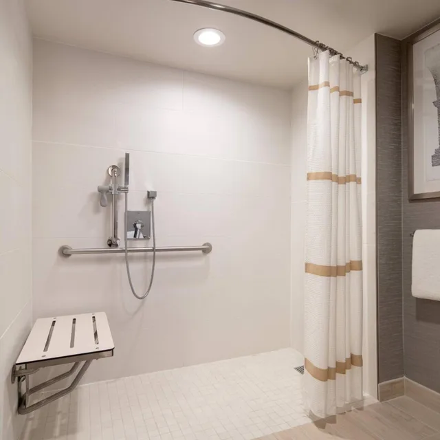 غرفة بسرير كينج بحوض استحمام لذوي الإعاقة، Marriott Riverside at the Convention Center 7/8