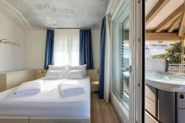 غرفة ديلوكس بسرير مزدوج بإطلالة على البحيرة بشرفة، Seele Garda Hotel 2/6
