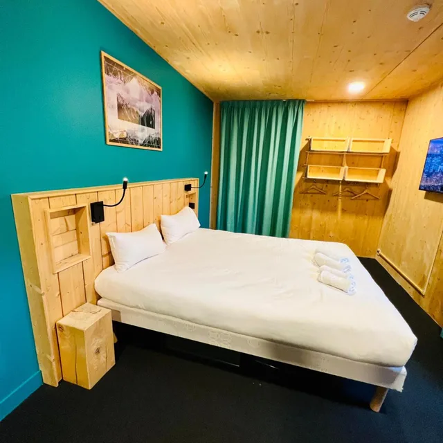 غرفة بسرير مزدوج أو سريرين منفصلين، The People Hostel-Les 2 Alpes 1/6
