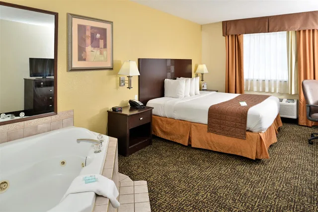 غرفة بسرير كينج بجاكوزي، Best Western Inn Elyria 5/6