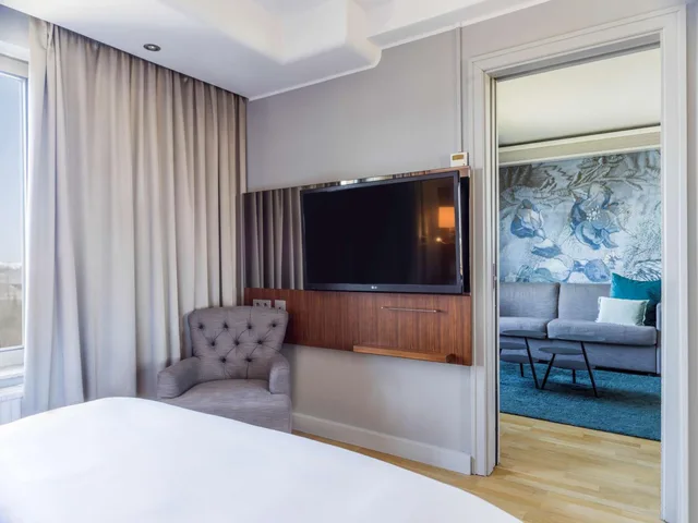 Suite, Queen Bed, Sauna, Radisson Blu Arlandia 2/3
