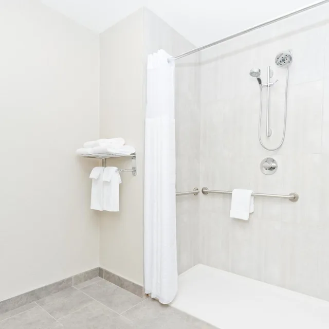 Room, King Bed, with View, Accessible, Hyatt Place Kelowna 3/4