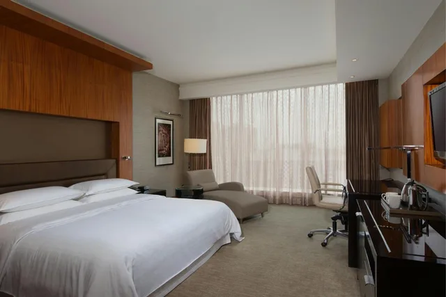 Room, King Bed, Sheraton Grand Bangalore Hotel At Brigade Gateway 3/6