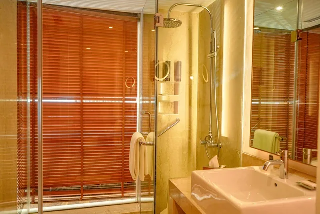 Guest Room, Twin Beds, High Floor, Courtyard By Marriott Gurugram Downtown 5/5