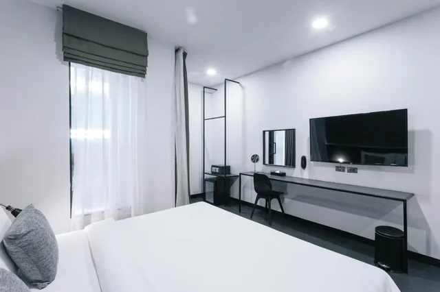 Deluxe, King Bed, Pool Access، CREW HOTEL 2/2