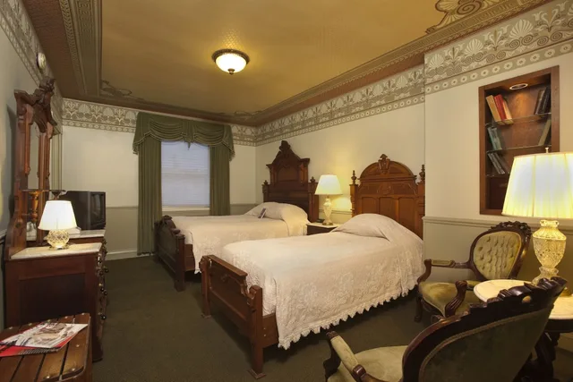 غرفة كلاسيكية بسرير كوين وسرير فردي، HISTORIC STRATER HOTEL 4/10