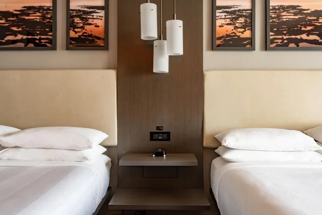 غرفة قياسية بسريرين كوين بحوض استحمام لذوي الإعاقة، Fort Lauderdale Marriott Coral Springs Hotel & Convention Center 5/10