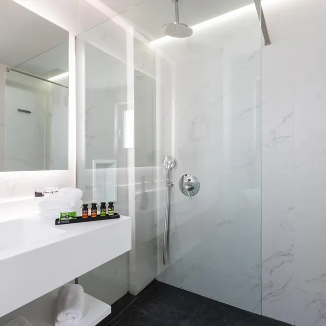 غرفة قياسية بسرير مزدوج أو سريرين منفصلين بإطلالة على البحر، Messinian Icon 7/9