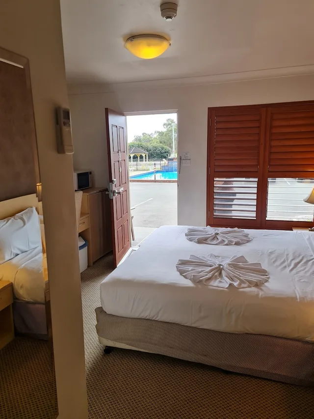 Room, Twin Beds, Country Plaza Motel Taree 6/10