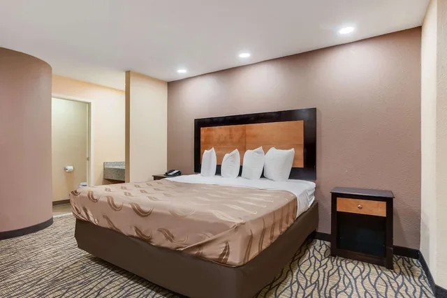 غرفة قياسية بسرير كينج، Quality Inn Lees Summit Kansas City 3/6