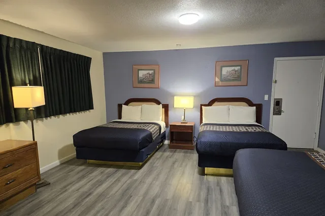 Suite, 3 Queen Beds, Rodeway Inn & Suites Blythe I-10, CA 4/10