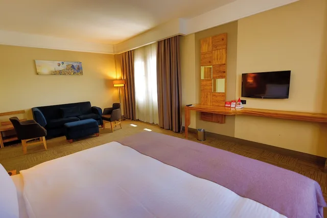 جناح ديلوكس بسرير كينج وسرير فردي، Ramada by Wyndham Cappadocia 2/10