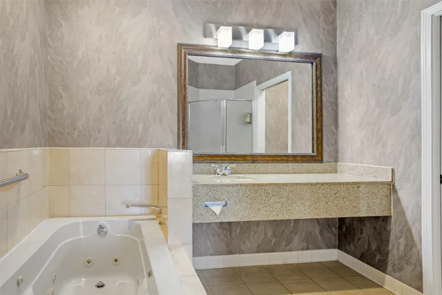 جناح بسرير كينج بمنطقة جلوس بحوض جاكوزي بمطبخ، Best Western Plus Dixon Davis 6/9