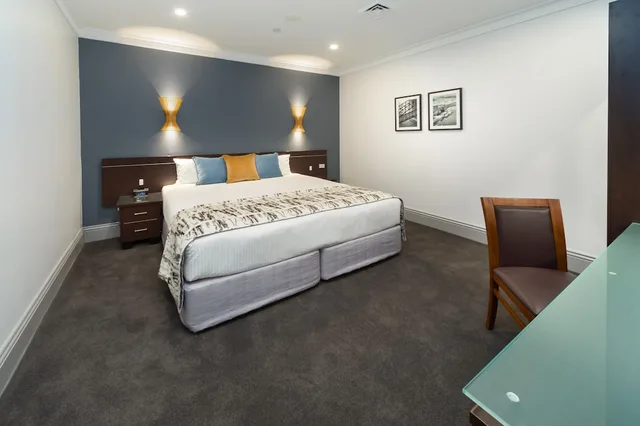 2 Bedrooms, Back, Apartment, 1 Queen and 3 Single Beds، HYDE PARK INN 2/4
