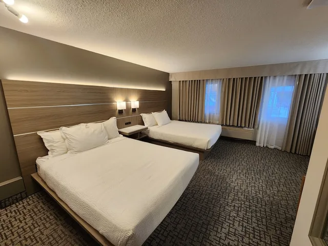 Room, 2 Queen Beds, Pool Side، Days Inn by Wyndham Penticton Conference Centre 3/7