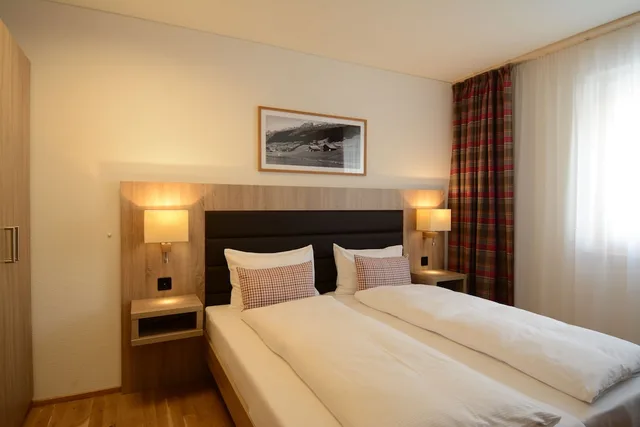 شقة بريميوم بسريرين كينج وسرير فردي بـ3 غرف نوم مع أريكة، Pradas Resort Brigels 1/4
