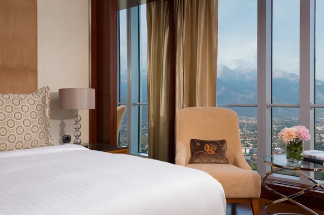 غرفة إليت ركنية بسرير كينج بإطلالة، THE RITZ-CARLTON, ALMATY 5/7