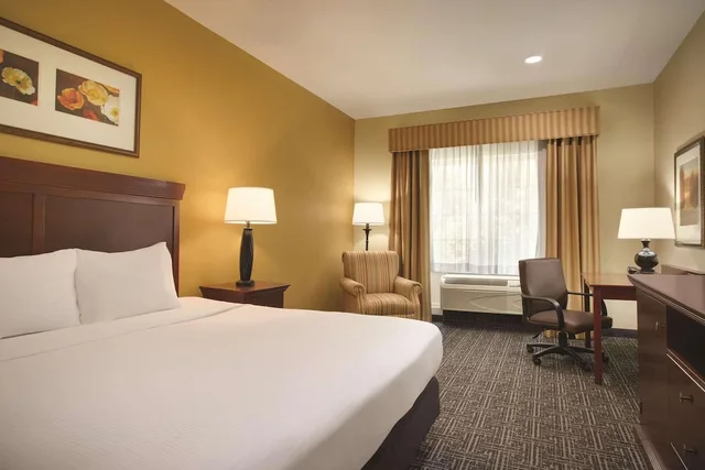جناح بسريرين كوين بغرفة نوم واحدة مع أريكة، Country Inn and Suites By Radisson, Goodlettsville, TN 1/3
