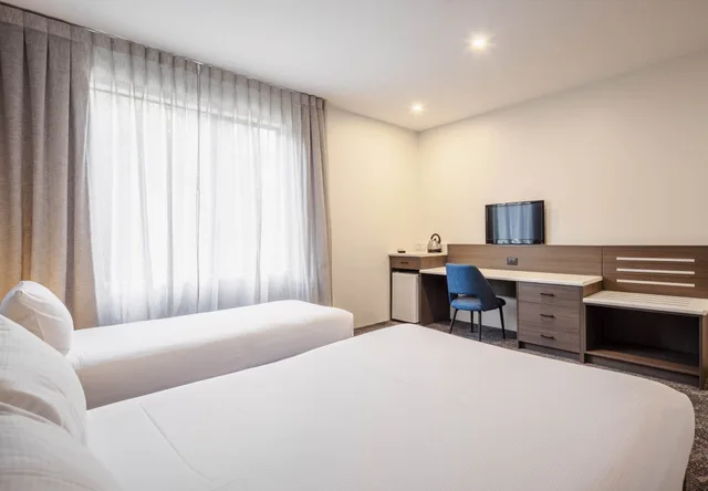 Studio, Queen Bed, Heartland Hotel Auckland Airport 2/5