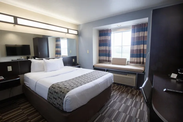 غرفة بسرير كوين بحوض استحمام لذوي الإعاقة، Microtel Inn & Suites By Wyndham Waynesburg 5/10