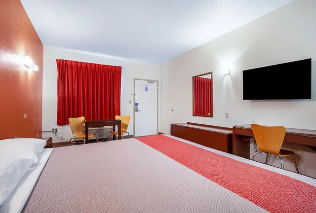 غرفة ديلوكس بسرير كينج مع أريكة للمدخنين، Motel6 Covington, TN 4/4