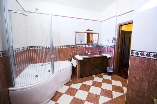 جناح بسرير كوين بإطلالة على البحر بجاكوزي، Parco Dei Principi Hotel 2/3