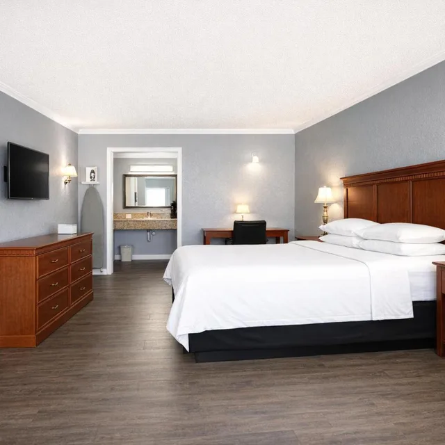غرفة بسرير كينج، Antioch Quarters Inn and Suites 2/10