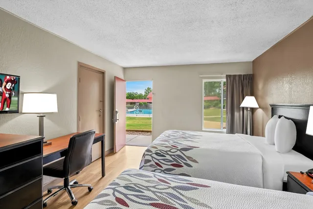 Deluxe, 2 Double Beds, Pool View, Red Roof Inn Hot Springs 5/10