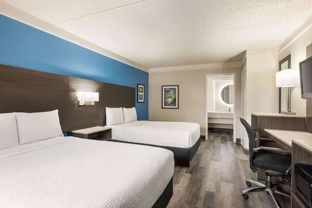 غرفة بسريرين مزدوجين، La Quinta Inn by Wyndham San Antonio I-35 N at Toepperwein 3/7