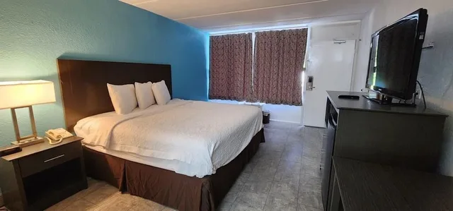 غرفة قياسية بسرير كينج، Travelodge by Wyndham Kingsland GA 3/7