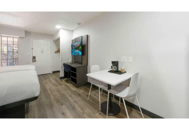 غرفة بسريرين كوين للمدخنين، Studio 6 Extended Stay - Tucker, GA - Atlanta Northlake 10/10
