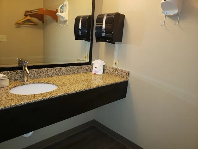 جناح استوديو بسرير كوين، Super 8 By Wyndham Milwaukee Airport 10/10